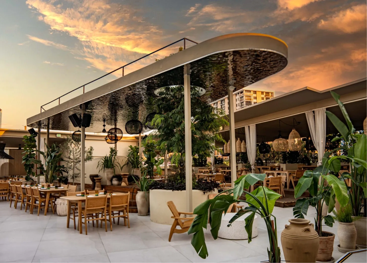<h3>Fabel Miami</h3>
<p>This award-winning open-air restaurant feels  like a European beach club and features a menu that emphasizes globally-inspired dishes with a focus on unique flavor fusions.</p>